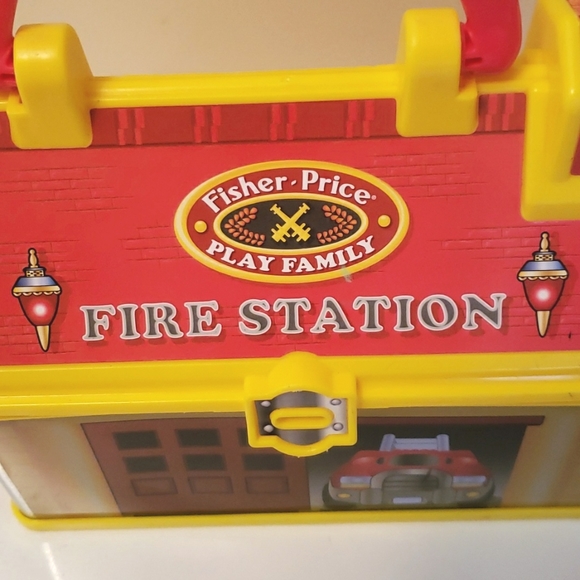 Vintage Fisher-Price Little People Go Fire Station carry case 2008 - Picture 2 of 9
